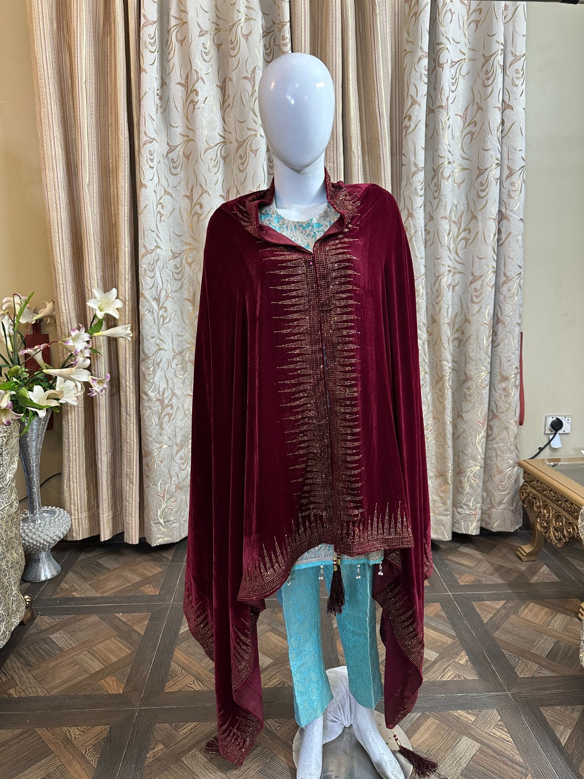 ELEGANT SPIKE NAG EMBEDDED VELVET SHAWL