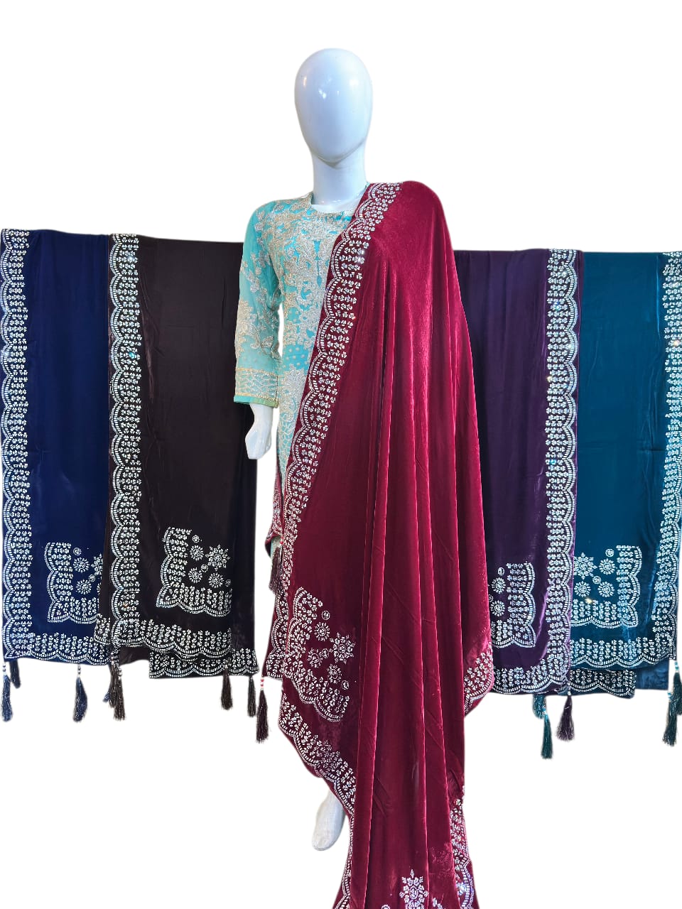 ELEGANT SPIKE NAG EMBEDDED VELVET SHAWL