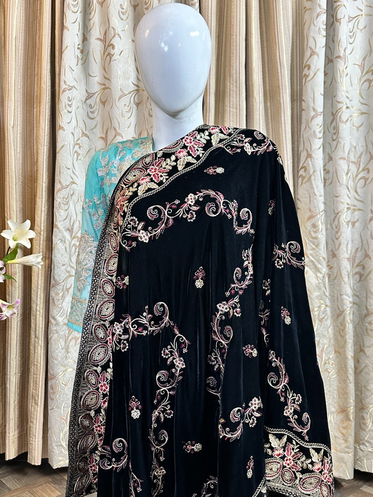 BAIL FLOWER EMBRODERY VELVET SHAWL