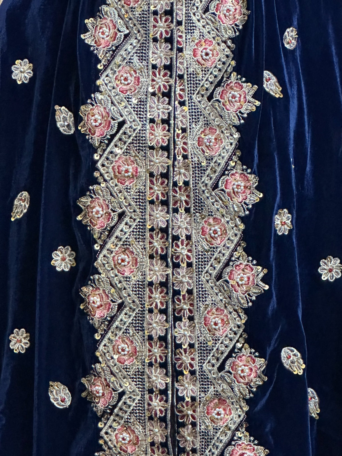 ZIGZAG BORDER WITH FLOWER EMBROIDERY CUT DANA-PEARL VELVET SHAWL