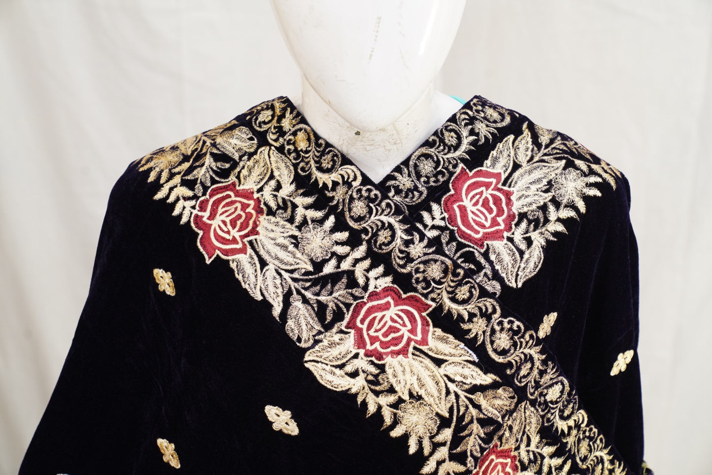 ROYAL ROSE EMBROIDERY VELVET SHAWL